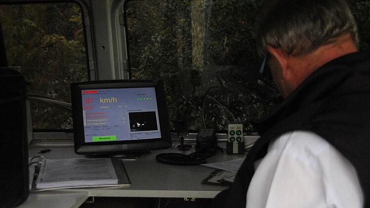 Polizist Eugen Freiberg sitzt im Wagen der Verkehrspolizei und überwacht die Ergebnisse der Geschwindigkeitsmessungen.