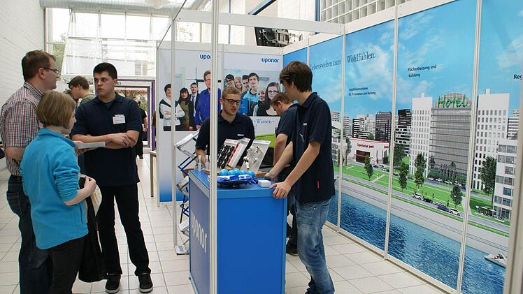 Von Azubi zu Schüler lief die Information bei der Ausbildungsbörse nicht nur bei Uponor.