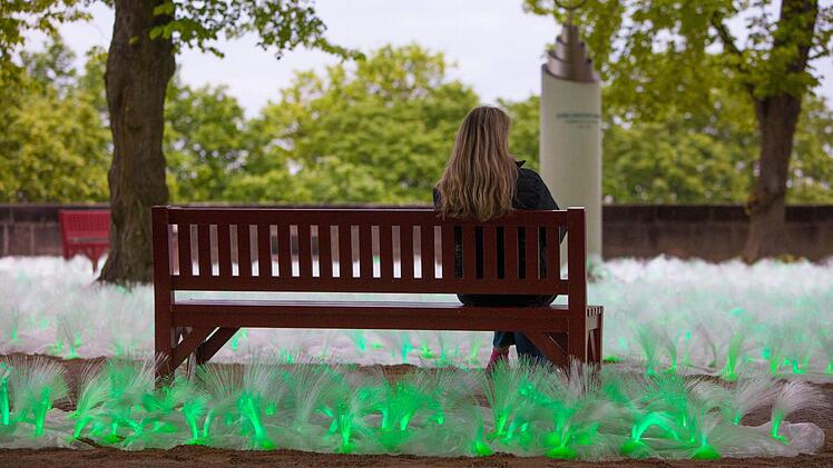Kunstbeleuchtung am Samstag auf der Kaiserburg im Burggarten. Ach dieses Jahr zog die Veranstaltung Blaue Nacht viele Besucher an. Foto: News5 / Grundmann