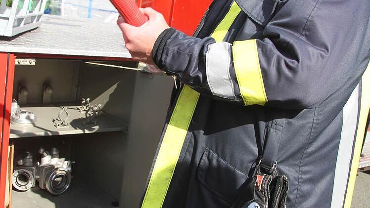 Mit alten, ausrangierten Beständen der Kulmbacher Wehr haben die Floriansjünger die alte Drehleiter ausgestattet, zeigt Benno Pieger.