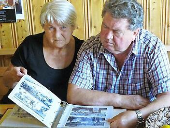 Wenn Hannelore und Manfred Huhs in den Fotoalben blättern, dann werden stets lieb gewordene Erinnerungen wie am Beginn der heute 25-jährigen lebendigen Partnerschaft zwischen Marktleugast und Pilisszentivan wach. Fotos: Klaus-Peter Wulf