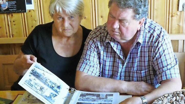 Wenn Hannelore und Manfred Huhs in den Fotoalben blättern, dann werden stets lieb gewordene Erinnerungen wie am Beginn der heute 25-jährigen lebendigen Partnerschaft zwischen Marktleugast und Pilisszentivan wach. Fotos: Klaus-Peter Wulf