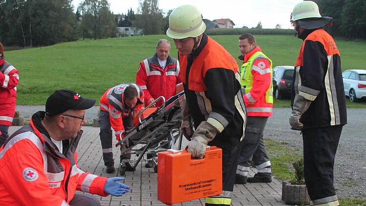 Bei einer Großübung in Schneckenlohe musste eine angenommene Gasexplosion bekämpft werden. Foto: Herbert Fischer