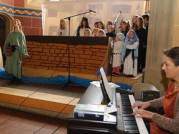Die Geschichte von Jona (grünes Kleid) führten 18 Kinder und Jugendliche in Hetzelsdorf auf. Begleitet wurden sie von Johanna Spindler an der Orgel (re.). Foto: Franz Galster