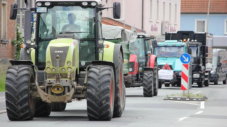 Anschließend sorgten die 25 teilnehmenden Traktoren mit einer Sternfahrt für Stau auf Kronachs Straßen.  Foto: Andreas Schmitt