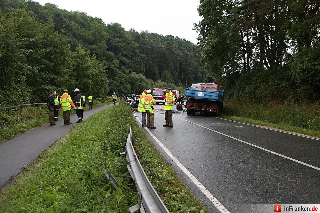 Smart schleudert in entgegenkommenden Lkw - Autofahrer stirbt am Unfallort