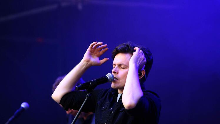 Michael Patrick Kelly zog seine Zuhörer beim Gastspiel im Rahmen des "Tambacher Sommers". Foto: Jochen Berger