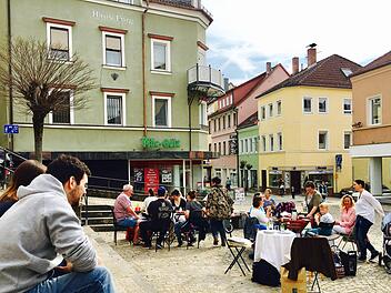 Musik, Picknick und Gespräche: Am 1. April 2017 luden Unbekannte zu einem Treffen auf dem Bad Brückenauer Marktplatz ein.  Archiv/Sebastian Schmitt