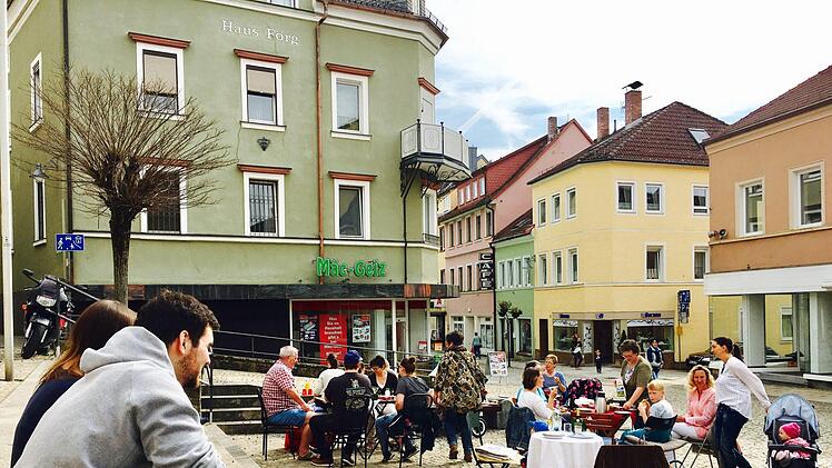 Musik, Picknick und Gespräche: Am 1. April 2017 luden Unbekannte zu einem Treffen auf dem Bad Brückenauer Marktplatz ein.  Archiv/Sebastian Schmitt