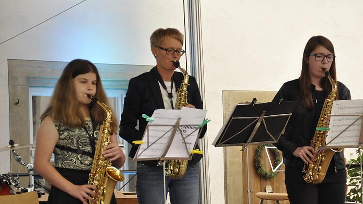 Ein Saxophon-Trio im Gleichklang (von links): Lina Kast Musiklehrerin Ilona Zirkelbach und Sonja Schmitt. Foto: Peter Klopf