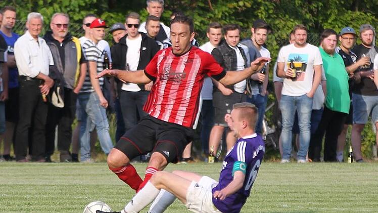 Neuensorgs Christian Pompe wird von Höhns Kapitän Julian Lutz zu Fall gebracht. In der 90. Minute erzielte er aber ein viel diskutiertes Siegtor für sein Team. Der Treffer war äußerst umstritten, weil Pompe den Fairplay-Gedanken missachtete. Lisa Hümmer