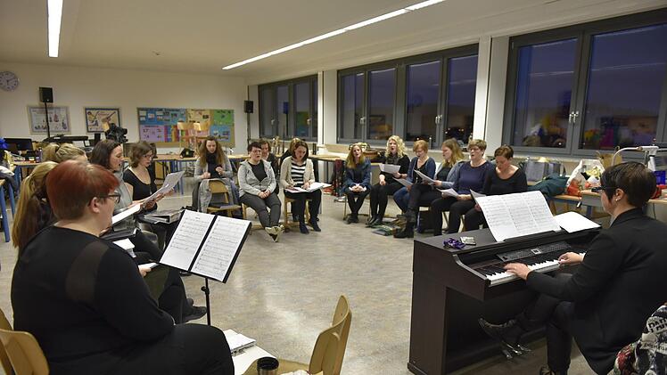 Konzentrierte Chorprobe im Musiksaal der COII.