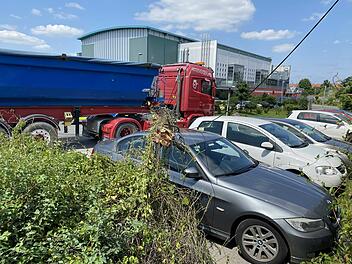 Sattelauflieger beschädigt Telefonleitung: Mast kippt auf geparkte Fahrzeuge