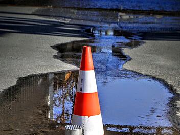 Nürnberg: Verkehr beeinträchtigt und kein Trinkwasser - Rohr in Reutersbrunnenstraße gebrochen