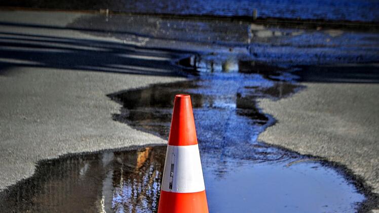 N&uuml;rnberg: Verkehr beeintr&auml;chtigt und kein Trinkwasser - Rohr in Reutersbrunnenstra&szlig;e gebrochen