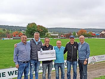 TSV-Vorsitzender Andreas Freymann, Markus von Aufseß, Jörg Tauchmann, Erich Lottes, Thomas Bochtler und TSV-Ehrenmitglied Adolf Wedel (v. l.) bei der Scheckübergabe.