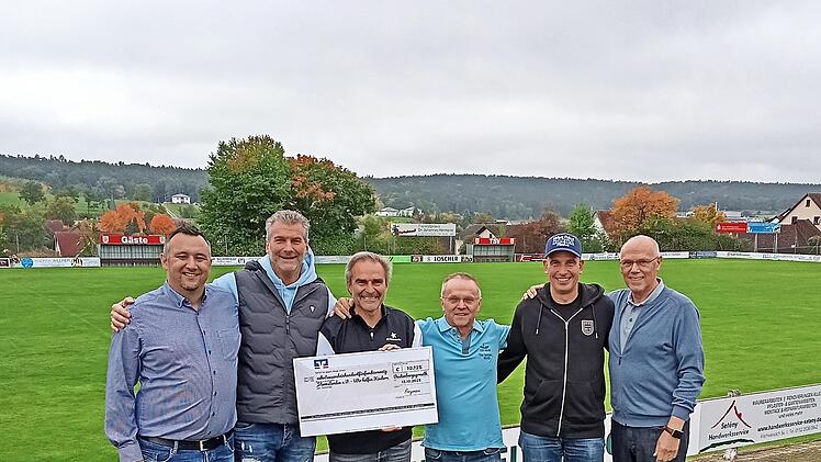 TSV-Vorsitzender Andreas Freymann, Markus von Aufseß, Jörg Tauchmann, Erich Lottes, Thomas Bochtler und TSV-Ehrenmitglied Adolf Wedel (v. l.) bei der Scheckübergabe.