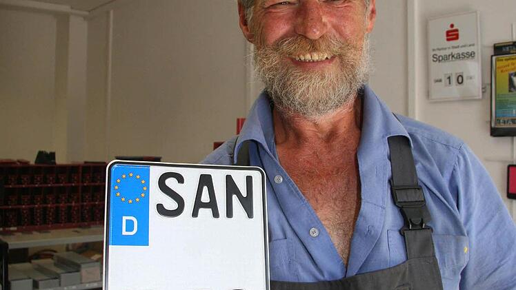 Der erste, der sich ein Altkennzeichen gestern sicherte war Karl Paul Kuhnert aus Neuenmarkt. Einfach aus Gag, weil er mal sehen wollte, ob er als Neuenmarkter auch mit SAN auf dem Motorrad herumfahren darf.