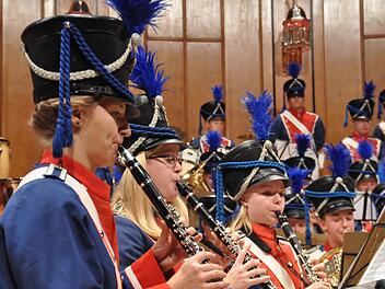 Die Jungen und Mädchen des JMK spielen in historischen Uniformen des großherzoglich-würzburgischen Regiments von 1812.  Foto: Peter Klopf