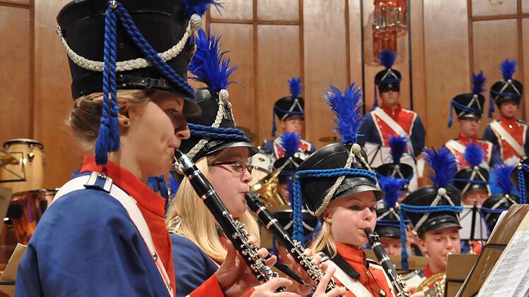 Die Jungen und Mädchen des JMK spielen in historischen Uniformen des großherzoglich-würzburgischen Regiments von 1812.  Foto: Peter Klopf
