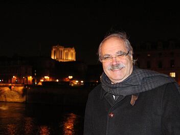 Gert Melvillle eben mal wieder in Paris, Im Hintergrund leuchten die Ile de la Cité und Notre-Dame.  Foto: Simone Bastian