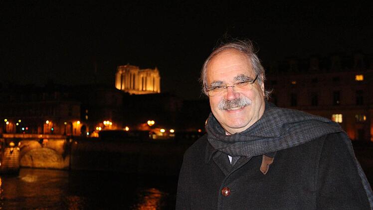 Gert Melvillle eben mal wieder in Paris, Im Hintergrund leuchten die Ile de la Cité und Notre-Dame.  Foto: Simone Bastian