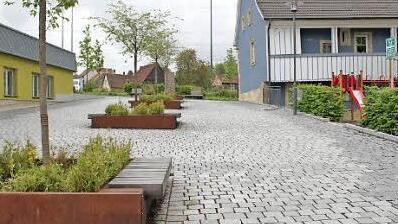 Die Sitzgelegenheiten in den Gassen zwischen Fachmarktzentrum und Unterführung laden zum Verweilen ein.  Fotos: Markus Häggberg