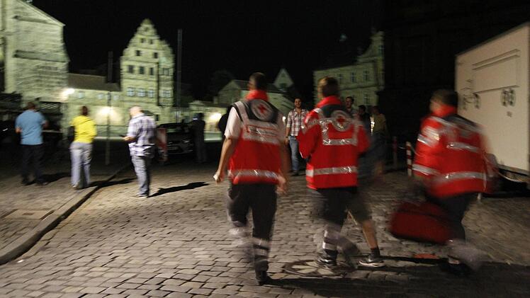 Gegen 22 Uhr müssen Sanitäter einen Mann wegen einer Nasenverletzung behandeln. Foto: Sebastian Martin