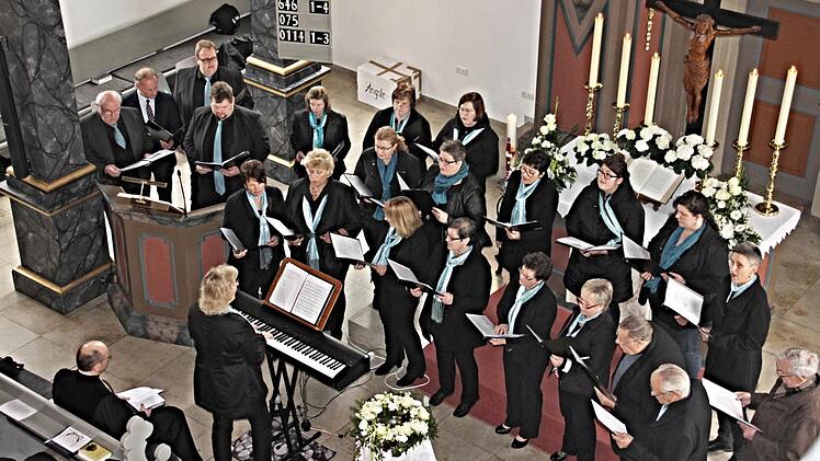 Der Gesangverein "Condordia" umrahmte den Festgottesdienst am Sonntag aus Anlass der Visitation und des 20jährigen Bestehens der Außengruppe der Diakonie in Allertshausen. Foto: Helmut Will