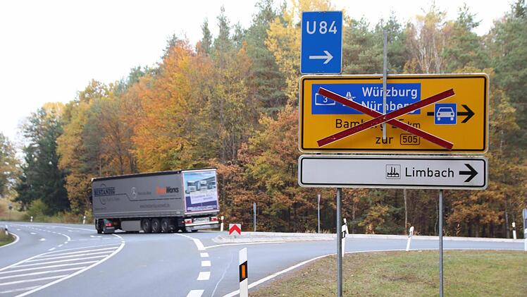 Auf dem Weg von Höchstadt nach Bamberg kann die Bundesstraße vorübergehend nicht genutzt werden.  Fotos: Andreas Dorsch