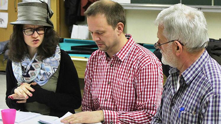"Leberwurst und falscher Adel": Spielszene, mit von links: Verena Rottenberger, Mario Metz, Anton Büchs. Foto: Werner Vogel