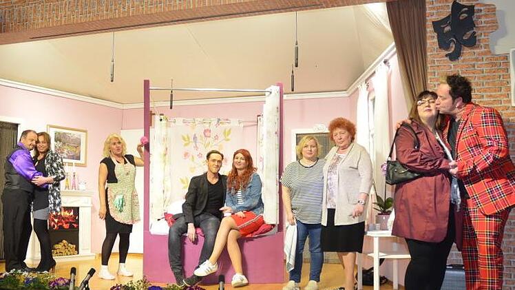 Turbulent geht es in der Pension Koslowsy zu. Von links:  Michael Hohenadel, Claudia Rauch, Claudia Horn, Roy Fischer, Ilka Feuerpfeil, Regina Schuberth, Elfriede Stey, Elke Neder und Alex Ludwig. Foto: Karl-Heinz Hofmann