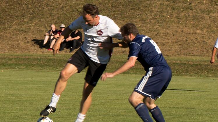 Stephan Giesbert (links) vom 1. FC N&uuml;rnberg muss sich  gegen Tobias Glock vom TSV Kleukheim erwehren. Foto: Hartmut Klamm