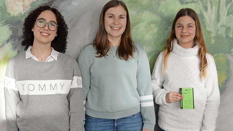 Quartiersmanagerin Christina Pösch (Mitte) mit den beiden Namensgeberinnen des künftigen Jugendtreffs im Bürgerhaus, Chiara-Louisa Oßmann ( links) und Mia Zorn  Foto: Thomas Micheel