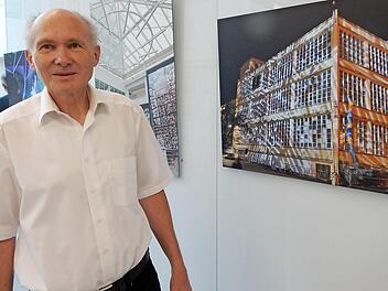 Klaus Morsch mit seinem Bild der illuminierten Spinnerei. Foto: Horst Wunner