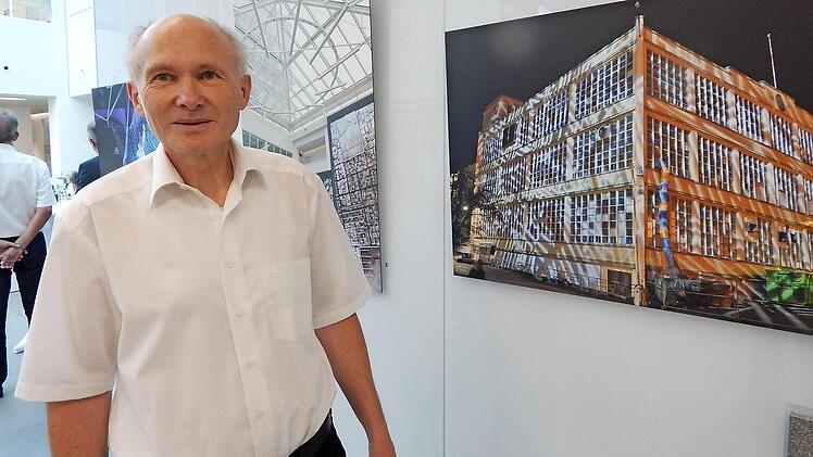 Klaus Morsch mit seinem Bild der illuminierten Spinnerei. Foto: Horst Wunner