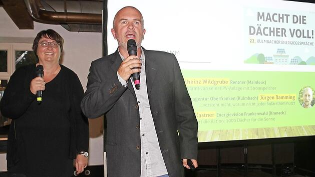 Klimaschutzmanagerin Ingrid Flieger und Markus Ruckdeschel von der Energieagentur Oberfranken warben f&uuml;r Photovoltaikanlagen auf den Hausd&auml;chern. Foto: Sonny Adam