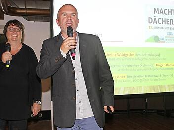 Klimaschutzmanagerin Ingrid Flieger und Markus Ruckdeschel von der Energieagentur Oberfranken warben für Photovoltaikanlagen auf den Hausdächern. Foto: Sonny Adam