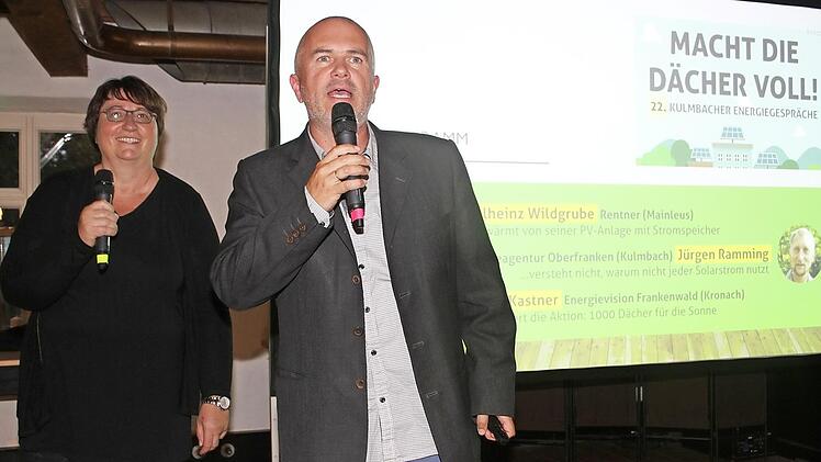 Klimaschutzmanagerin Ingrid Flieger und Markus Ruckdeschel von der Energieagentur Oberfranken warben für Photovoltaikanlagen auf den Hausdächern. Foto: Sonny Adam