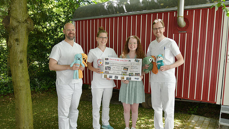 Erlangen: "Scheck &uuml;ber 2.600 Euro" - 18-J&auml;hrige verkauft handgefertigte Kuscheltiere und spendet Erl&ouml;se