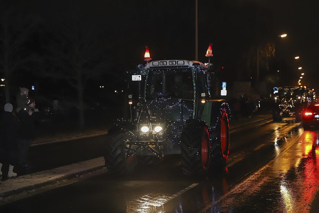 In Kulmbach durfte die beliebte Lichterfahrt der Traktoren stattfinden.