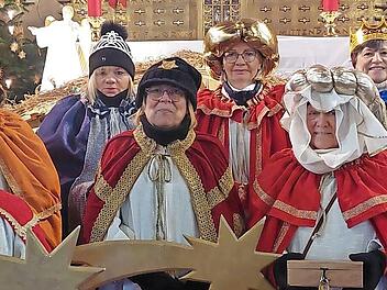 Das Bild zeigt Lucas Friedrich mit Kerstin Friedrich, Yvonne Wei&szlig;, Roswitha Stelzig, Elisabeth Klier, Renate Kie&szlig;ling, Petra Friedrich und Monika Thiesies, die mit ihrem Einsatz ein Zeichen gegen Kinderarbeit setzen wollen.