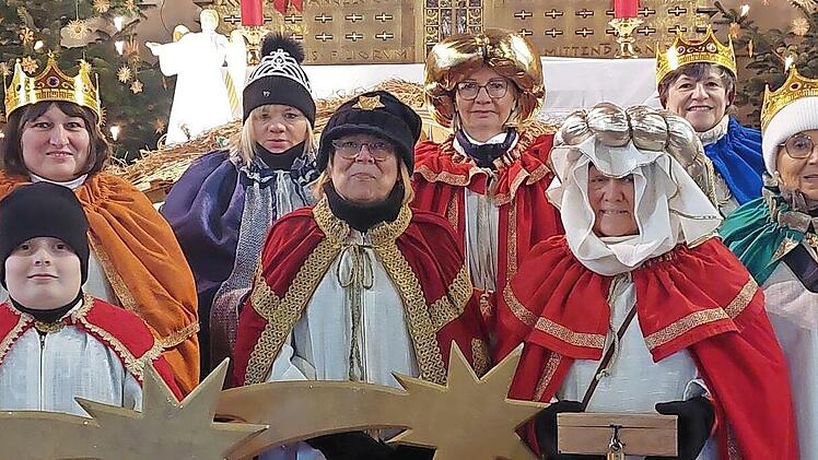 Das Bild zeigt Lucas Friedrich mit Kerstin Friedrich, Yvonne Wei&szlig;, Roswitha Stelzig, Elisabeth Klier, Renate Kie&szlig;ling, Petra Friedrich und Monika Thiesies, die mit ihrem Einsatz ein Zeichen gegen Kinderarbeit setzen wollen.
