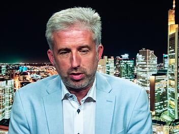 "Vielleicht ist es auch gut, mal zu sagen, dass der Kanzler was Gutes getan hat." T&uuml;bingens Oberb&uuml;rgermeister Boris Palmer lobte die Lockerung der Schuldenbremse, die eine Rettung f&uuml;r St&auml;dte und Kommunen gewesen sei. Zudem riet er, dass es "keine bessere L&ouml;sung gibt, als sich den Sachfragen zuzuwenden".