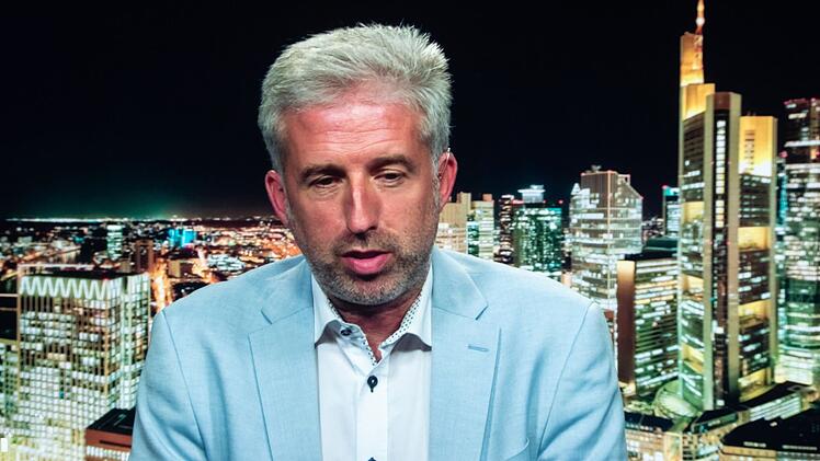 "Vielleicht ist es auch gut, mal zu sagen, dass der Kanzler was Gutes getan hat." T&uuml;bingens Oberb&uuml;rgermeister Boris Palmer lobte die Lockerung der Schuldenbremse, die eine Rettung f&uuml;r St&auml;dte und Kommunen gewesen sei. Zudem riet er, dass es "keine bessere L&ouml;sung gibt, als sich den Sachfragen zuzuwenden".