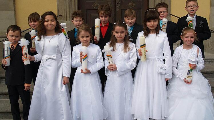 Die Kommunionkinder der Pfarreiengemeinschaft St. Johannes Maria Vianney in Großwenkheim sind hinten v. l.: Linus Schlembach, Christian Trost, Dominik Lenhart, Leon Geßner, Christian Schodorf, Kevin Uhlein, (Vorne) Robin Knie, Ronja Schmitt, Sophia Erhart, Alena Tischler, Hannah Back, Yasmine Koch.  Foto: Anton Then