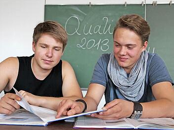 Genug gebüffelt: Sven Brennig (links) und Dominik Geyer haben den Qualifizierenden Hauptschulabschluss in der ECN-Klasse der Johann-Puppert-Schule bestanden.  Foto: Sebastian Martin