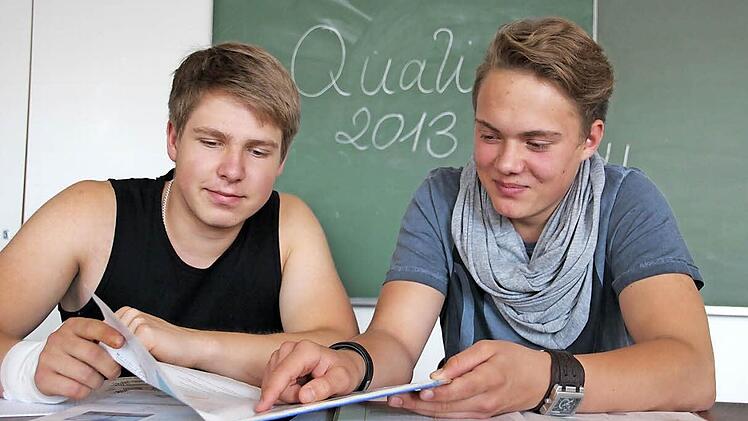 Genug gebüffelt: Sven Brennig (links) und Dominik Geyer haben den Qualifizierenden Hauptschulabschluss in der ECN-Klasse der Johann-Puppert-Schule bestanden.  Foto: Sebastian Martin