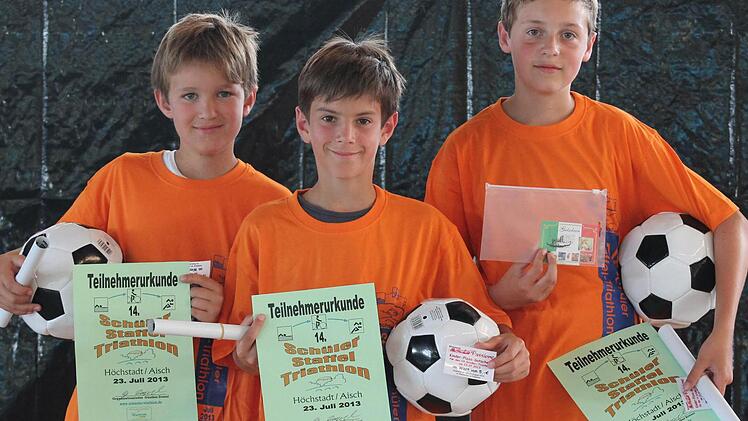 Alexander Apel, Nicolai Oppelt und Johannes Bader (von links) halten stolz die Siegerprämien in die Kamera.