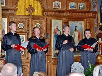 Der Moskauer St. Daniels-Chor unter Leitung von Vladislav Belikov (Zweiter von rechts) gastierte in der russischen Kirche in Bad Kissingen.   Foto: Sigismund von Dobschütz